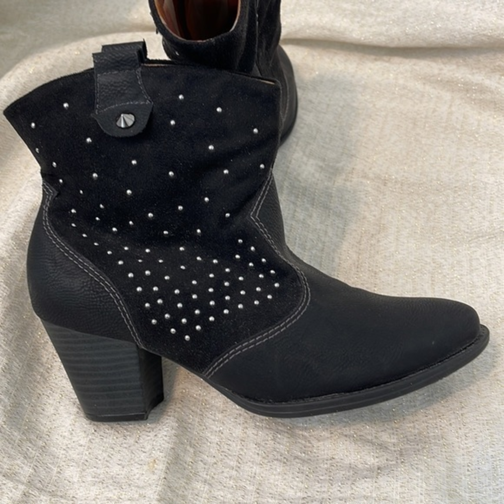 Piccadilly Women's black Suede boots size 36‎ US 7